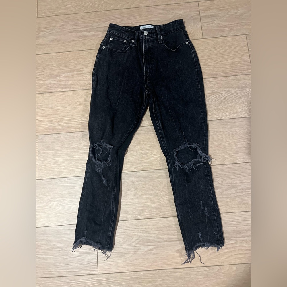 Abercrombie and Fitch distressed high rise mom Jean curve love size 26/2 black